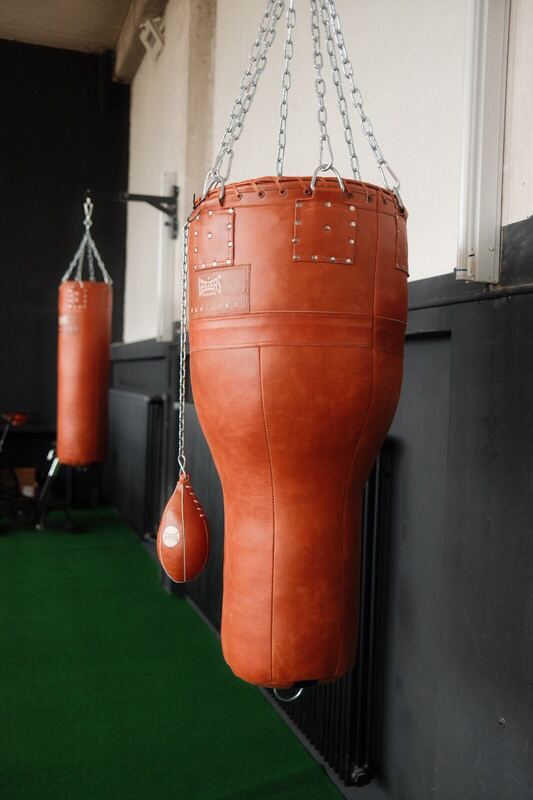 Schwerer Lederboxsack an Ketten
